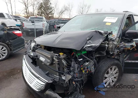 2015 Chrysler Town & Country Touring z USA, uszkodzony, nr VIN 2C4RC1BG8FR520668